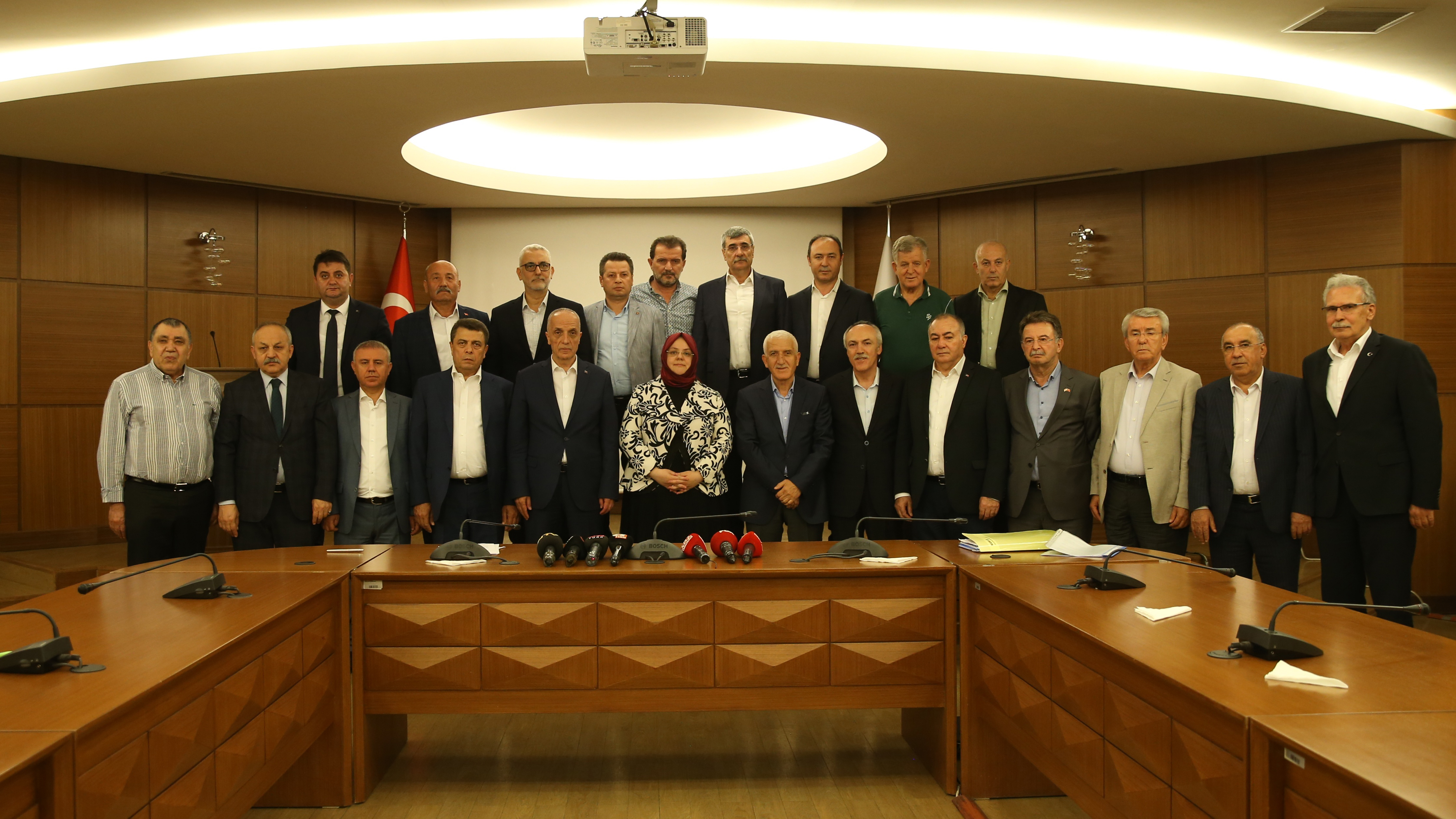 Bakan Selçuk; “Kamu İşçilerine 2019 Yılı İçin Yüzde 8+4 Zam ve Seyyanen 150 TL İyileştirme Yapacağız”