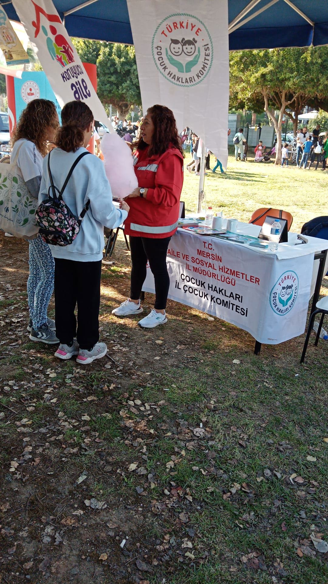İl Müdürlüğümüz Çocuk Hakları Koordinatörlüğü, Mersin Narenciye Festivali'nde stant açarak vatandaşlarımıza broşür ve bilgilendirme yaptı. - fotoğraf 1