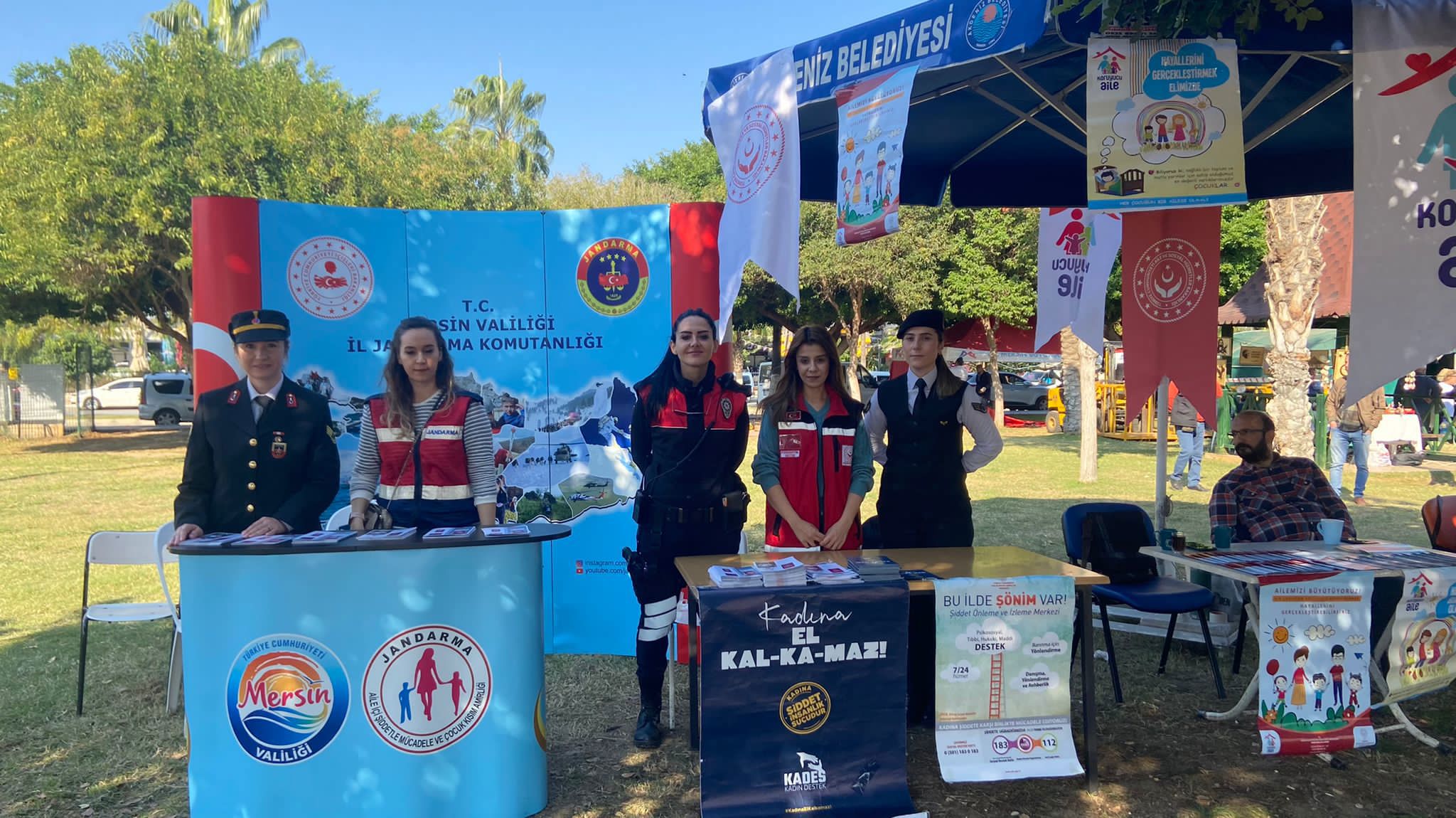  Mersin Narenciye Festivali'nde İl Müdürlüğümüz,Jandarma Komutanlığı ve Emniyet Müdürlüğü  işbirliğinde Kades Masası kurduk. KADES uygulamasını kadın vatandaşlarımıza tanıtarak uygulamayı telefonlarına yükledik.☺🤳  - fotoğraf 1