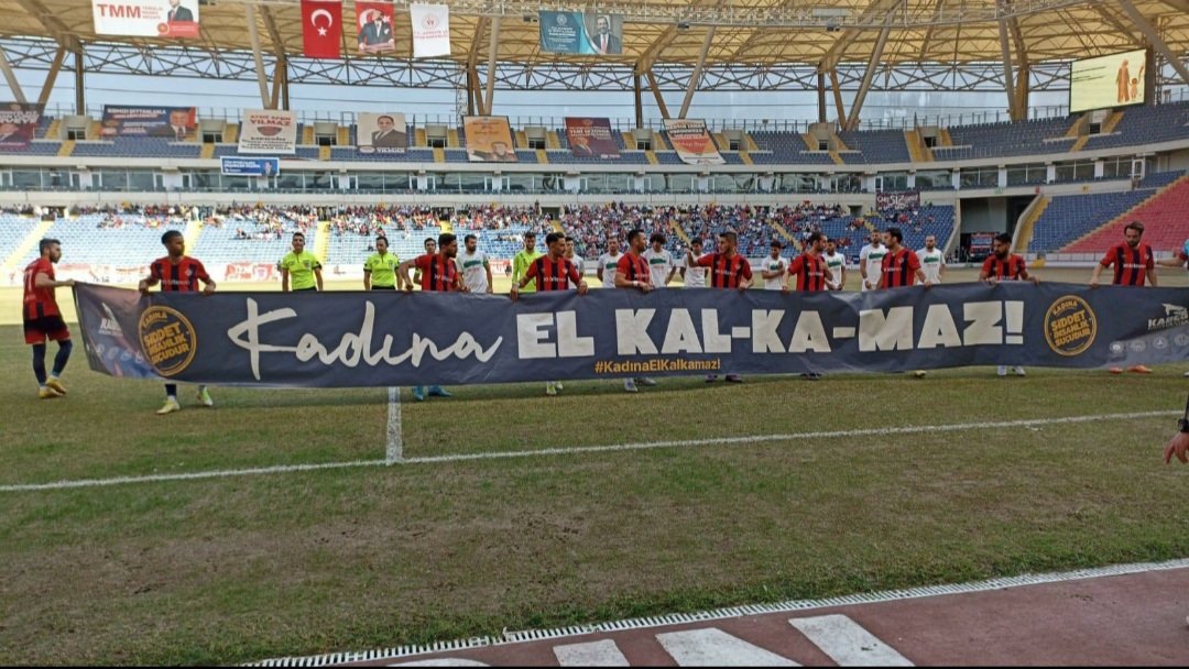 3. Lig Mersin İdman Yurdu - Şile Yıldızspor Maçında Futbolcular "Kadına El Kal-ka-maz" Afişi İle Sahaya Çıktılar - fotoğraf 1