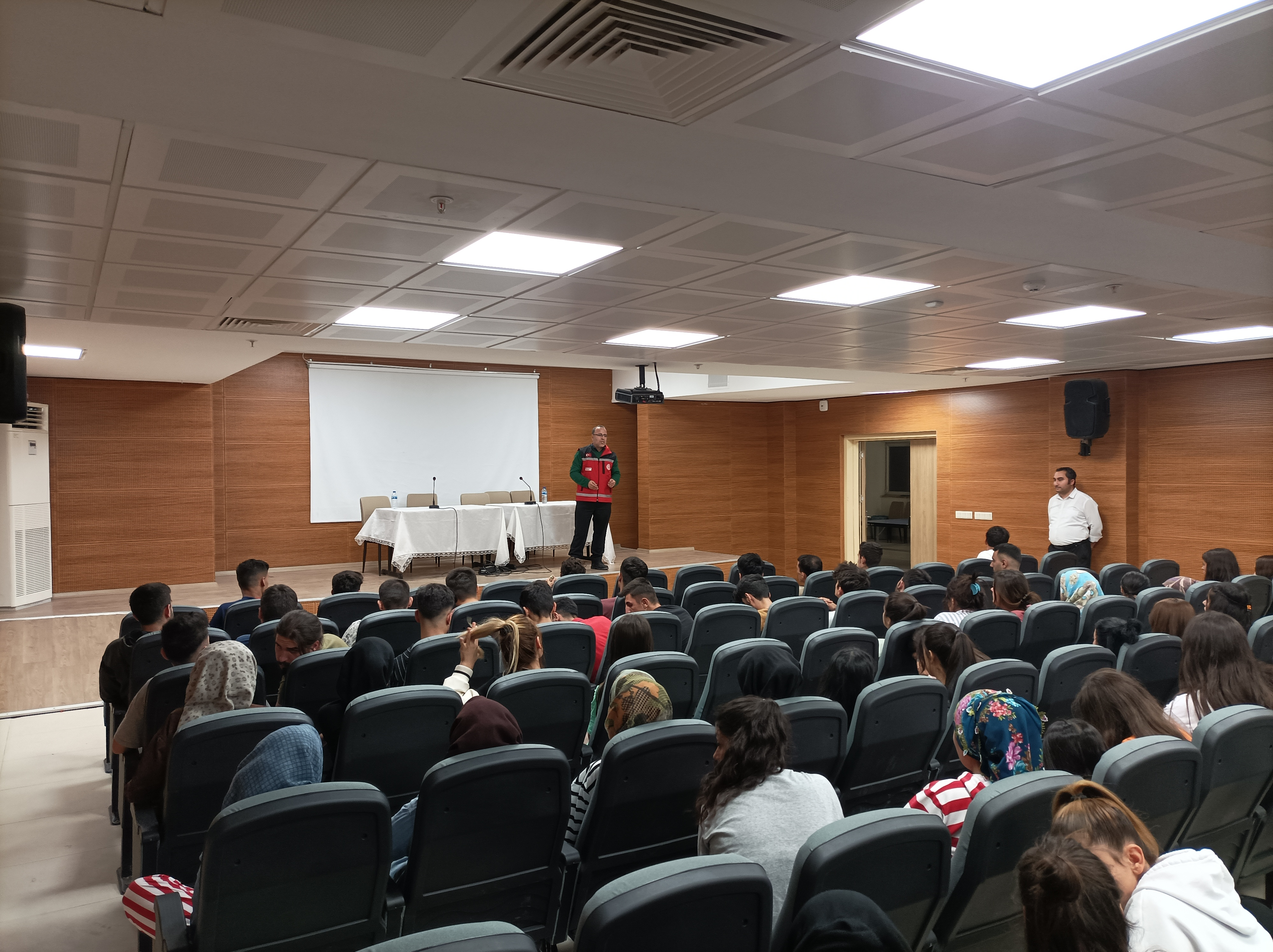 Reyhanlı Kredi ve Yurtlar Kurumunda kalan üniversite öğrencilerine  “Evlilik Öncesi Eğitim” konulu seminer verildi.