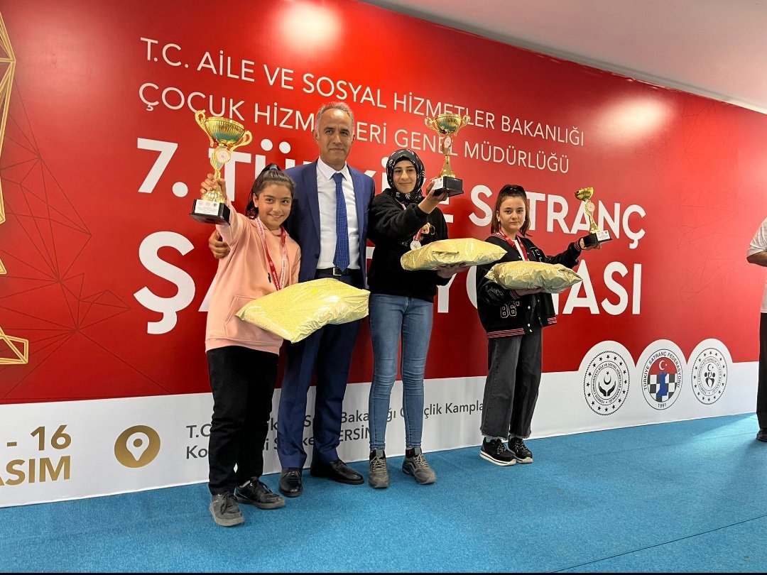 Çocuk Hizmetleri Genel Müdürlüğümüz tarafından ilimizde düzenlenen 7.TürkiyeSatrançTurnuvası sona erdi.Dereceye giren çocuklarımızı tebrik ediyoruz."Satranç Sporu" dinamik sporcular kazandı.♟🏆  - fotoğraf 1