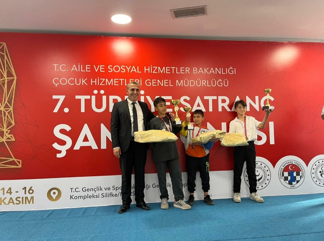 Çocuk Hizmetleri Genel Müdürlüğümüz tarafından ilimizde düzenlenen 7.TürkiyeSatrançTurnuvası sona erdi.Dereceye giren çocuklarımızı tebrik ediyoruz."Satranç Sporu" dinamik sporcular kazandı.♟🏆  - fotoğraf 2