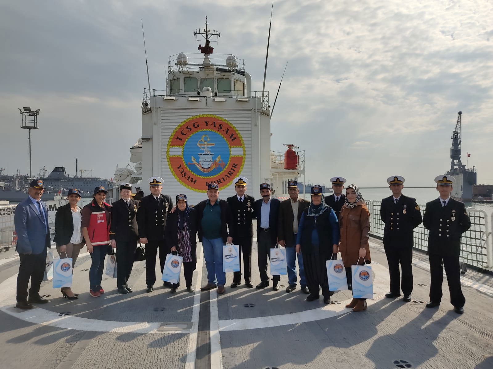 Şehitlerimizin bizlere emaneti çok kıymetli ailelerimiz, Türkiye Cumhuriyeti Sahil Güvenlik TCSG Yaşam Gemisinin konuğu oldular.  - fotoğraf 1