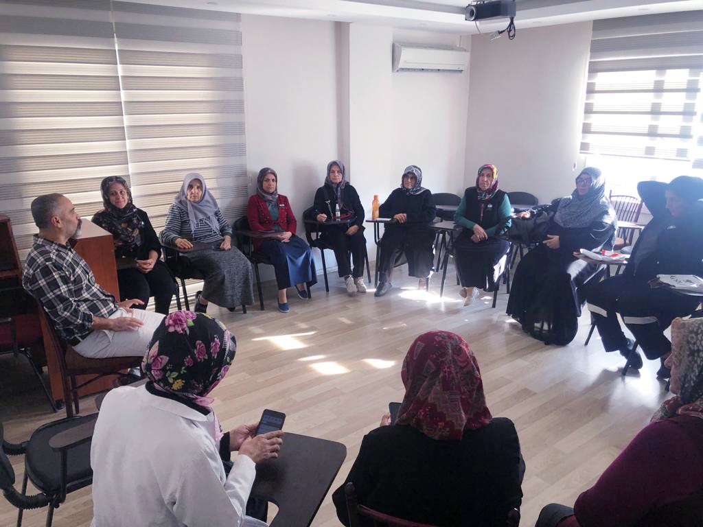 Toroslar SHM,  Toroslar ADEM Kuran Kursu kursiyerleriyle AEP Psikososyal Grup çalışması programından - fotoğraf 1