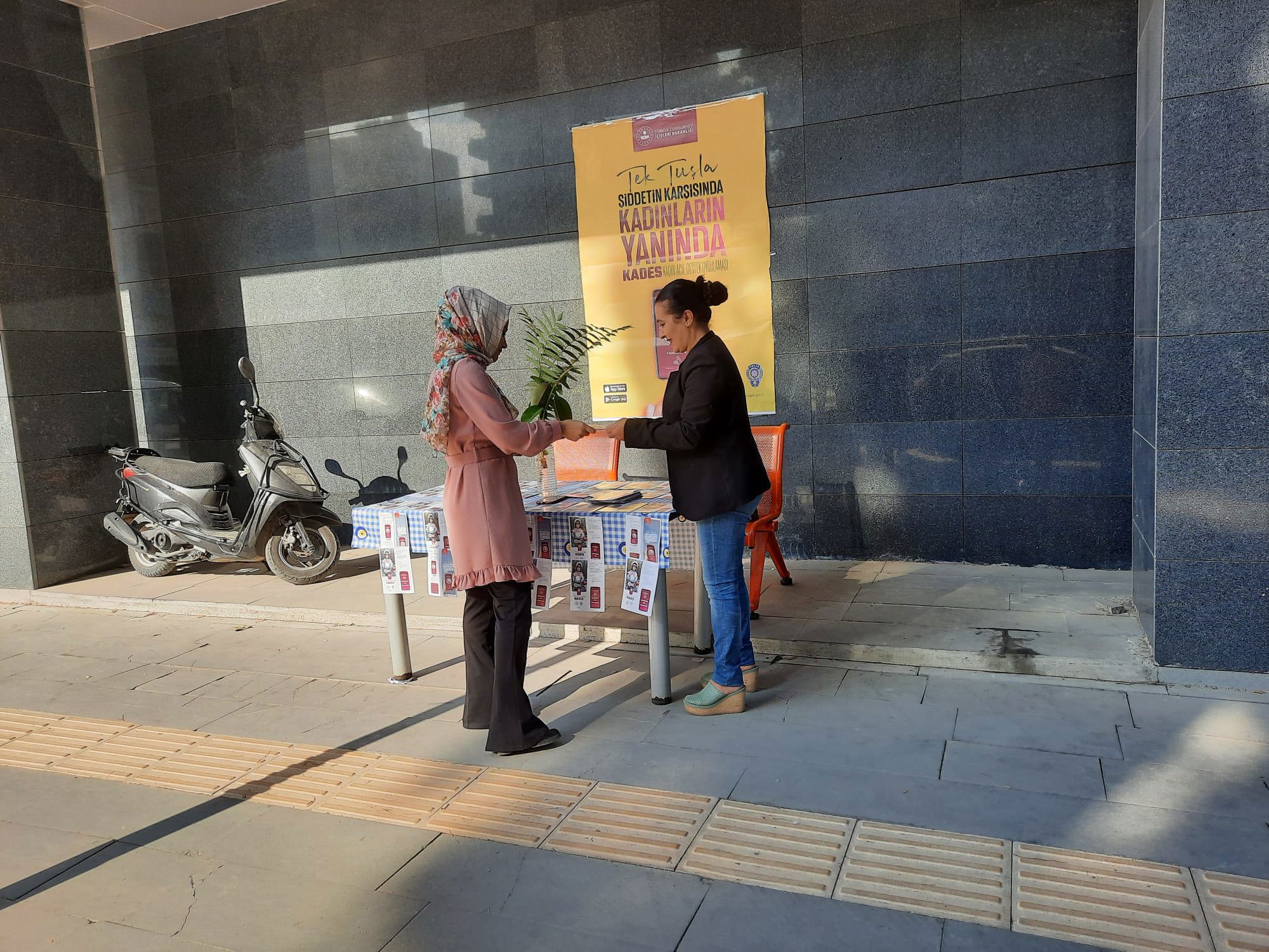 Kadına Yönelik Şiddetle Mücadele kapsamında Silifke İlçe Sağlık Müdürlüğü önünde,Silifke SHM tarafından KADES bilgilendirme masası kuruldu.KADES mobil uygulama artık kadın vatandaşlarımızın telefonlarında. - fotoğraf 1