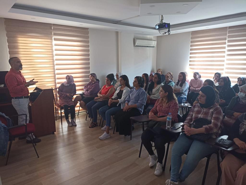 Mersin ŞÖNİM tarafından ilimizdeki Petrol Ofisi çalışanlarına KADES  uygulaması hakkında bilgilendirme yapılarak kadın sürücü ve çalışanlara broşür dağıtımı yapılmıştır.  - fotoğraf 1
