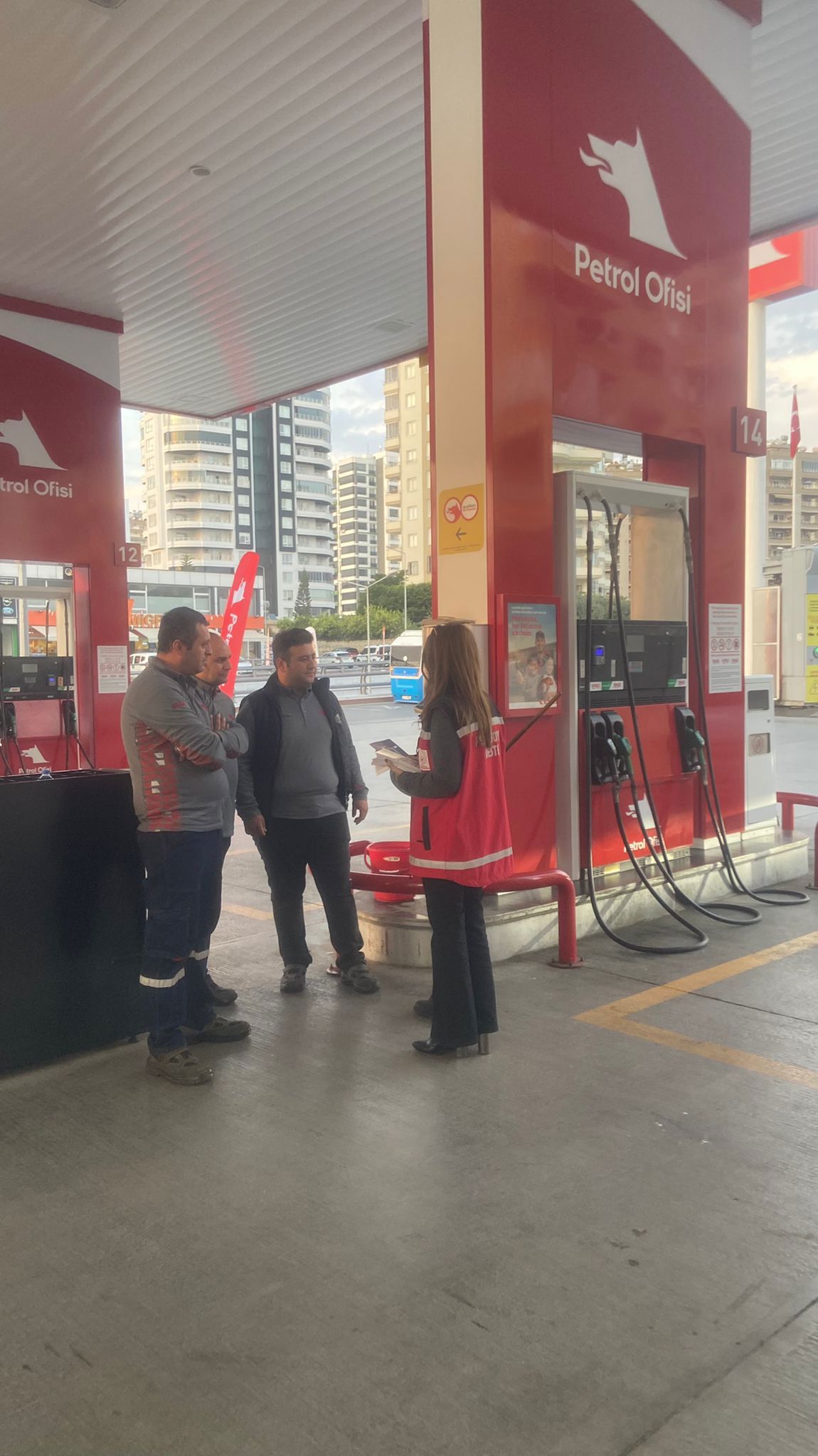 Mersin ŞÖNİM tarafından ilimizdeki Petrol Ofisi çalışanlarına KADES  uygulaması hakkında bilgilendirme yapılarak kadın sürücü ve çalışanlara broşür dağıtımı yapılmıştır.  - fotoğraf 1