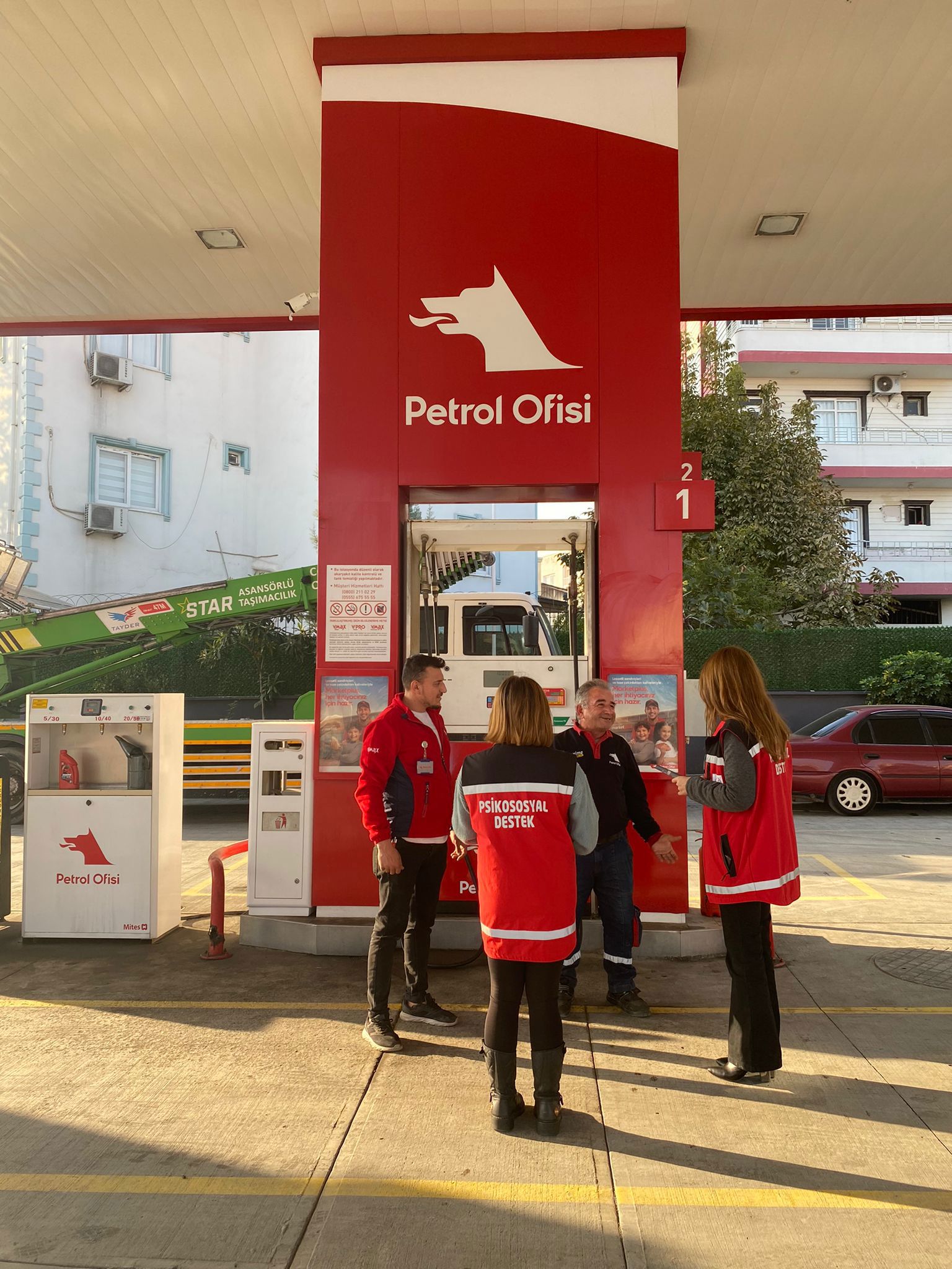 Mersin ŞÖNİM tarafından ilimizdeki Petrol Ofisi çalışanlarına KADES  uygulaması hakkında bilgilendirme yapılarak kadın sürücü ve çalışanlara broşür dağıtımı yapılmıştır.  - fotoğraf 2