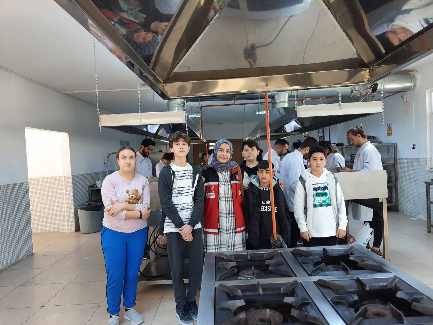 Anamur SHM Okul Destek Projesi çocuklarımızla, Anamur Meslek Yüksekokulu'nun uygulama mutfağında hem öğrendik hem değişik lezzetler tattık.  - fotoğraf 1