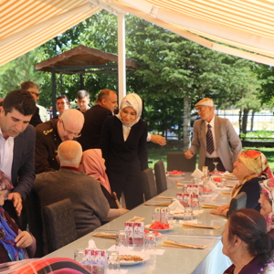 ll Müdürlüğümüze Bağlı Kuruluşlarımızda Kalan Sakinlerimiz ile Aziz Şehitlerimizin Ailelerini Kurban Bayramında Yalnız Bırakmadık. - fotoğraf 3