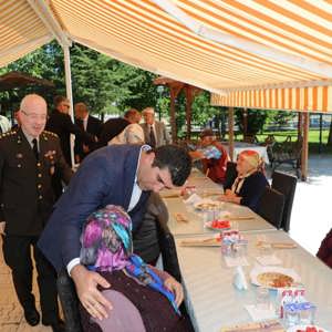 ll Müdürlüğümüze Bağlı Kuruluşlarımızda Kalan Sakinlerimiz ile Aziz Şehitlerimizin Ailelerini Kurban Bayramında Yalnız Bırakmadık. - fotoğraf 2