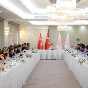  Bakanımız Derya Yanık Kadına Yönelik Şiddetle Mücadele Haftası Kapsamında Gazetecilerle Buluştu - fotoğraf 2