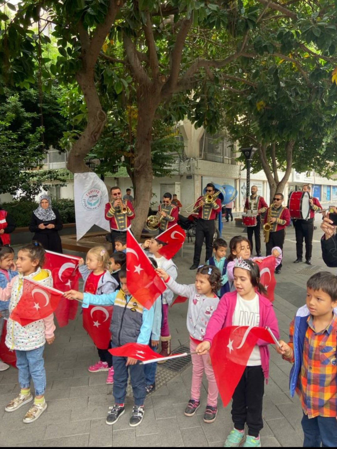 20 Kasım Dünya Çocuk Hakları Günü'nü çocuklarımızla birlikte bando gösterisi ve çocuk şarkıları eşliğinde kutladık. - fotoğraf 4