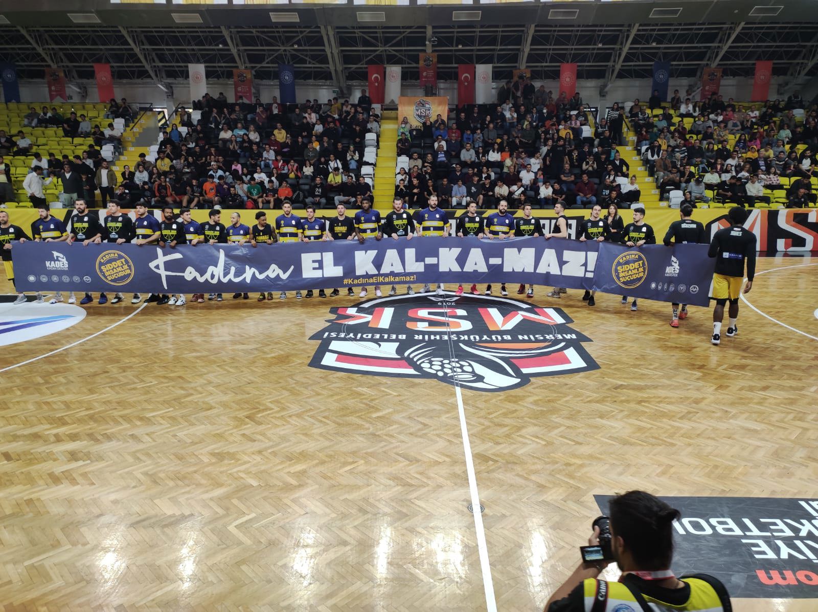 Mersin MSK - Ankaragücü Mamak Belediyesi basketbol karşılaşmasında oyuncular #KadınaElKalkamaz pankartı açtılar. - fotoğraf 1