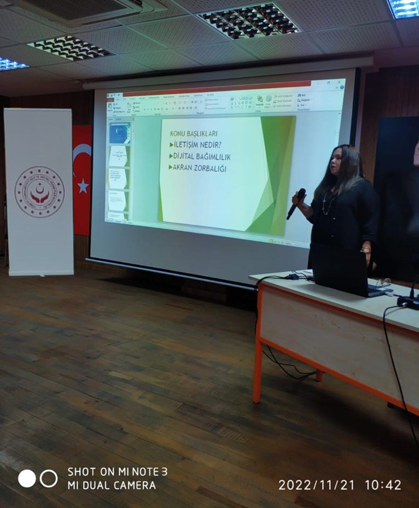Yenişehir SHM tarafından Şehit Cennet Yiğit Kız Anadolu İmam Hatip Lisesi öğrencilerine "Madde Bağımlılığı, Dİjital Bağımlılık ile Mücadele ve Akran Zorbalığı" konularında eğitim düzenlenmiştir. - fotoğraf 1
