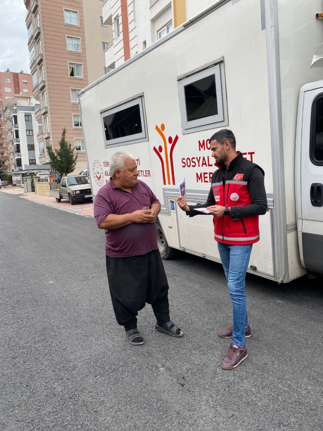 ♦️Vatandaşlarımızın  müracaatlarina Mobil Sosyal Hizmet Merkezli çözüm!🚚 ♦️Başvurular doğrudan alınıyor ve gerekli çalışmalar başlatılıyor.💯👍  - fotoğraf 1