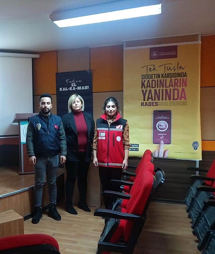 Yenişehir SHM tarafından İlçe Emniyet Müdürlüğü işbirliği ile Yenişehir Halk Eğitim Merkezi kursiyerlerine "Kadına Yönelik Şiddetle Mücadele ve Kades Eğitimi" düzenlenmiştir. - fotoğraf 1