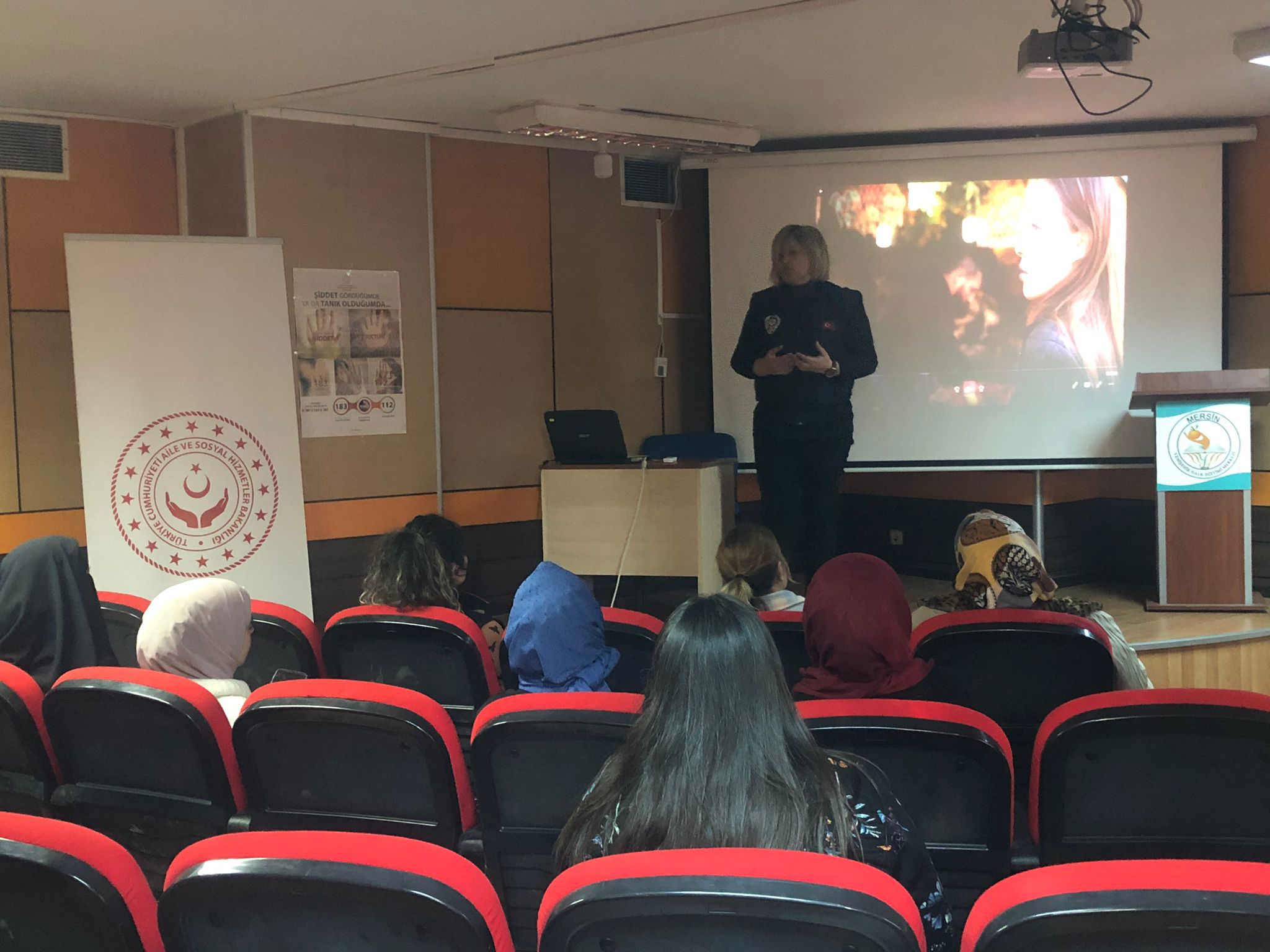 Yenişehir SHM tarafından İlçe Emniyet Müdürlüğü işbirliği ile Yenişehir Halk Eğitim Merkezi kursiyerlerine "Kadına Yönelik Şiddetle Mücadele ve Kades Eğitimi" düzenlenmiştir. - fotoğraf 3