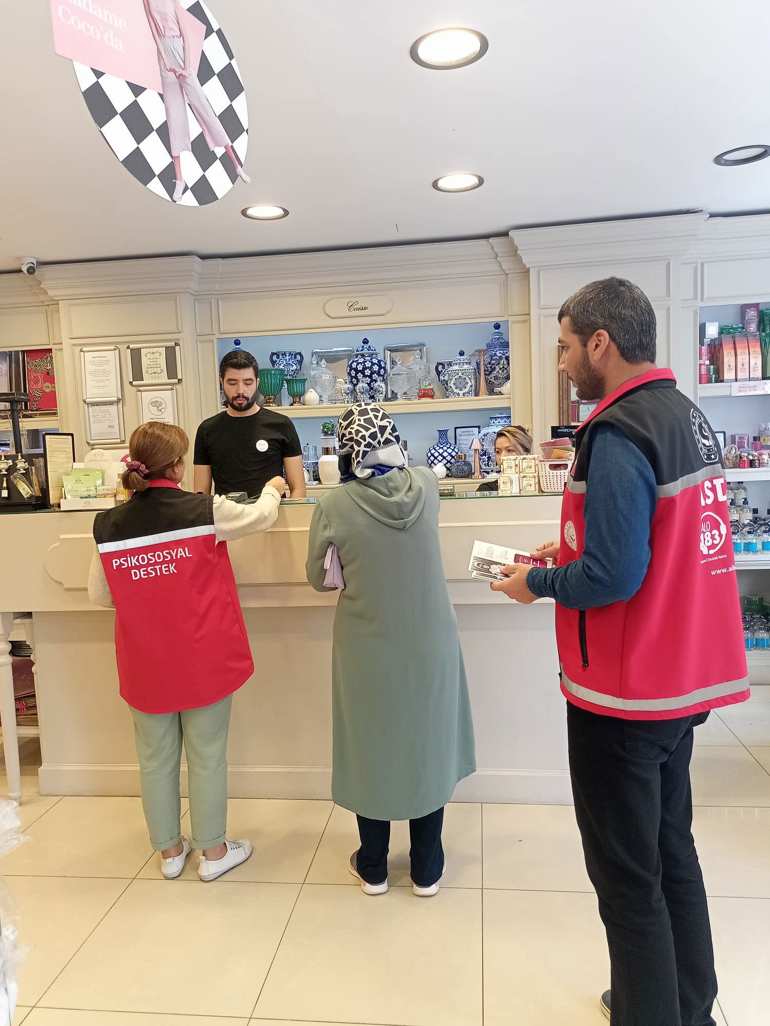 Silifke SHM tarafından İlçe AVM Kuaför ve Esnaflarımız sokak sokak dolaşırlarak vatandaşlarımıza  "KADES ve Kadına El KAL-KA-MAZ"  broşürleri dağıtıldı. - fotoğraf 2