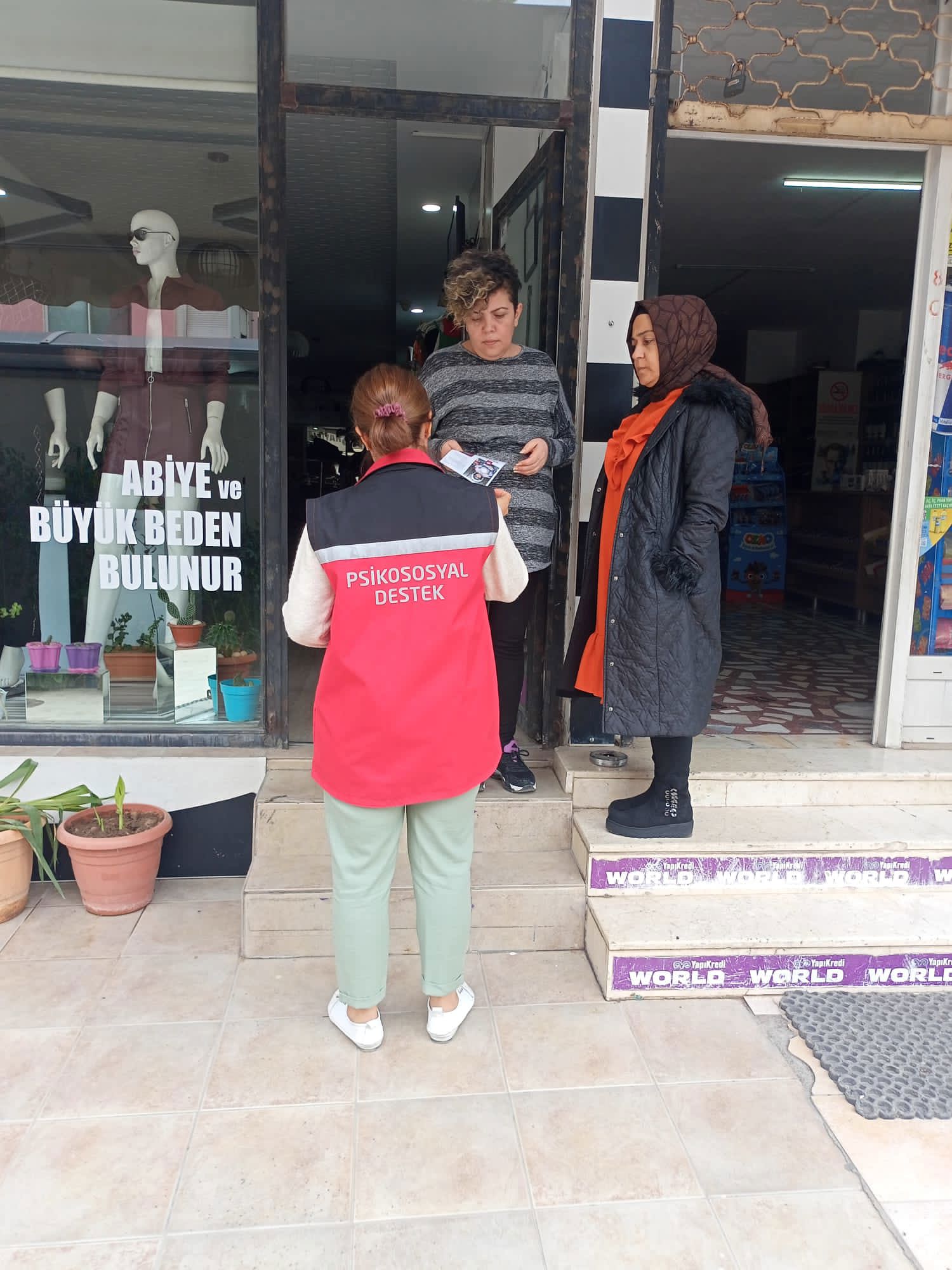 Silifke SHM tarafından İlçe AVM Kuaför ve Esnaflarımız sokak sokak dolaşırlarak vatandaşlarımıza  "KADES ve Kadına El KAL-KA-MAZ"  broşürleri dağıtıldı. - fotoğraf 3