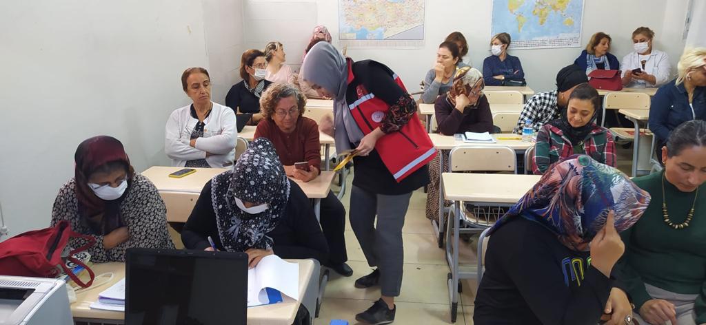 Tarsus SHM tarafından  Tarsus Halk Eğitim Merkezi  kursiyerlerine "Kadına Yönelik Şiddetle Mücadele" ile ilgili farkındalık eğitimi düzenlenmiştir. - fotoğraf 1