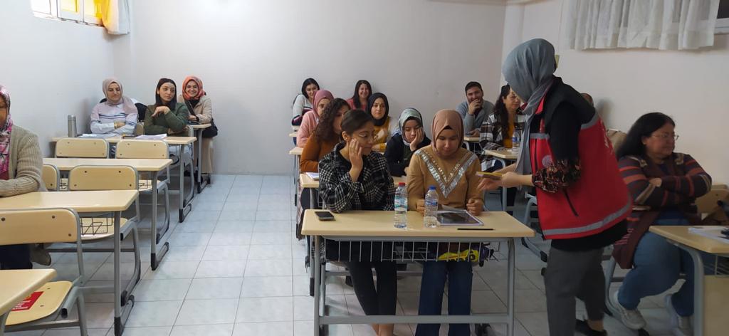 Tarsus SHM tarafından  Tarsus Halk Eğitim Merkezi  kursiyerlerine "Kadına Yönelik Şiddetle Mücadele" ile ilgili farkındalık eğitimi düzenlenmiştir. - fotoğraf 2
