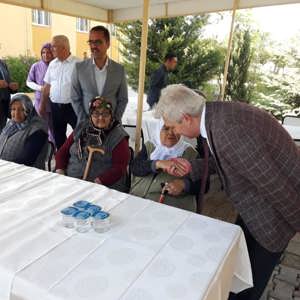 Bakan Yardımcımız Ahmet Koca Bolvadin Huzurevinde kalan sakinlerimizi ziyaret ederek Kurban Bayramlarını kutladı. - fotoğraf 1