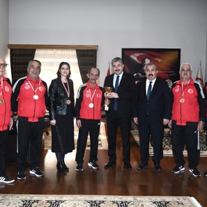 Osmaniye Özden Huzurevi Bocce Takımı Sporcuları, Sayın Valimiz Dr. Erdinç Yılmaz’ı Makamında Ziyaret Etti - fotoğraf 1