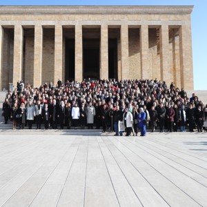 Bakanımız Derya Yanık Türk Kadınlarının Seçme ve Seçilme Hakkını Elde Etmelerinin 88'inci Yıl Dönümünde Anıtkabir'i Ziyaret Etti - fotoğraf 4