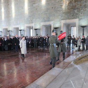 Bakanımız Derya Yanık Türk Kadınlarının Seçme ve Seçilme Hakkını Elde Etmelerinin 88'inci Yıl Dönümünde Anıtkabir'i Ziyaret Etti - fotoğraf 2