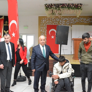 Van Aile ve Sosyal Hizmetler İl Müdürlüğü ile Van Büyükşehir Belediyesi tarafından engellilere yemek verildi. - fotoğraf 4