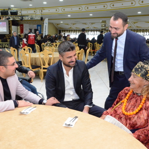 Van Aile ve Sosyal Hizmetler İl Müdürlüğü ile Van Büyükşehir Belediyesi tarafından engellilere yemek verildi. - fotoğraf 8