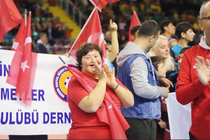 Özel bireylere eğitimden istihdama kadar her alanda eşit bireyler olarak toplumda var olabilecekleri imkanları sunmak hepimizin görevi. 3 Aralık Dünya Engelliler Günü'nde tüm engelli vatandaşlarımıza ve fedakâr ailelerine hayırlı ömür diliyoruz. - fotoğraf 1