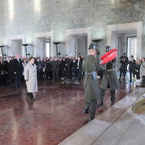Bakanımız Derya Yanık Türk Kadınlarının Seçme ve Seçilme Hakkını Elde Etmelerinin 88'inci Yıl Dönümünde Anıtkabir'i Ziyaret Etti - fotoğraf 2