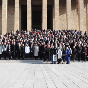 Bakanımız Derya Yanık Türk Kadınlarının Seçme ve Seçilme Hakkını Elde Etmelerinin 88'inci Yıl Dönümünde Anıtkabir'i Ziyaret Etti - fotoğraf 4