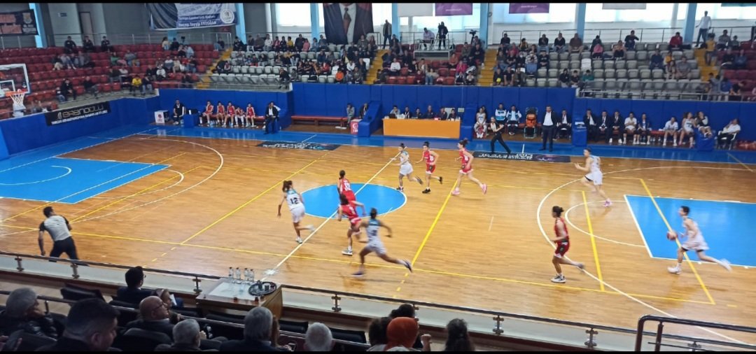 Tarsus Huzurevi'nde kalan yaş almış büyüklerimiz,Tarsus Belediyespor ve Karşıyakaspor Basketbol karşılaşmasını izlediler. - fotoğraf 1