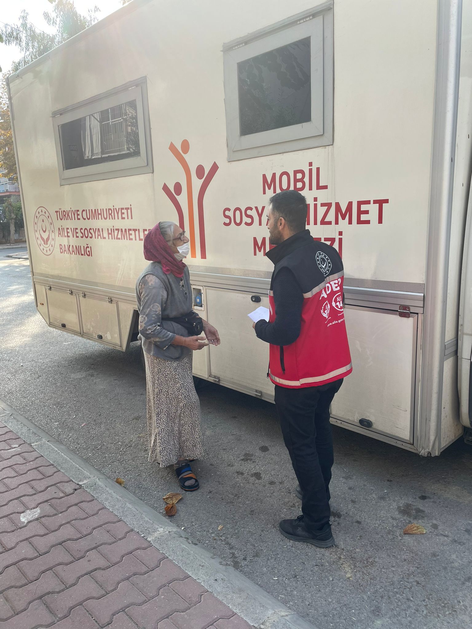 Sosyal hizmet ve sosyal yardımlarımızı vatandaşlarımıza ulaştırmak için  #MobilSosyalHizmetMerkezi'miz bugün;  📍TOROSLAR AKBELEN ve SELÇUKLAR MAHALLESİ 'nde. - fotoğraf 1
