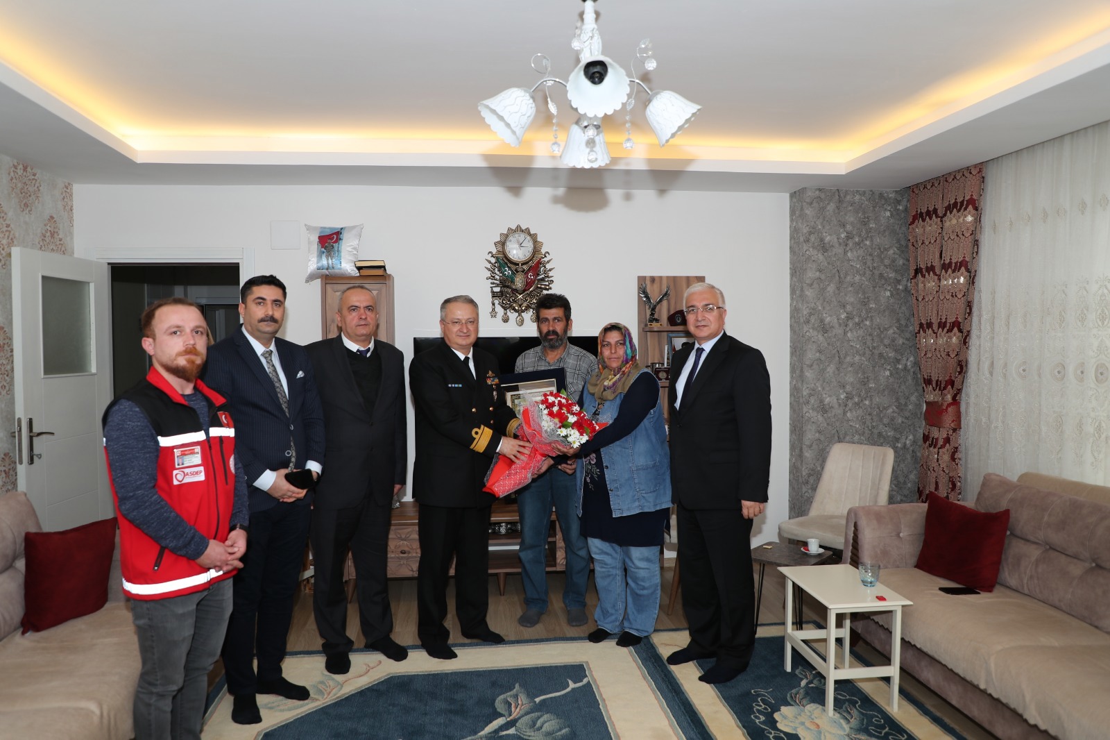 Mezitli SHM, kahraman şehidimiz Hava Piyade Astsubay Kıdemli Çavuş Özkan DEMİR'in kıymetli ailesini ziyaret etti.🇹🇷 - fotoğraf 1