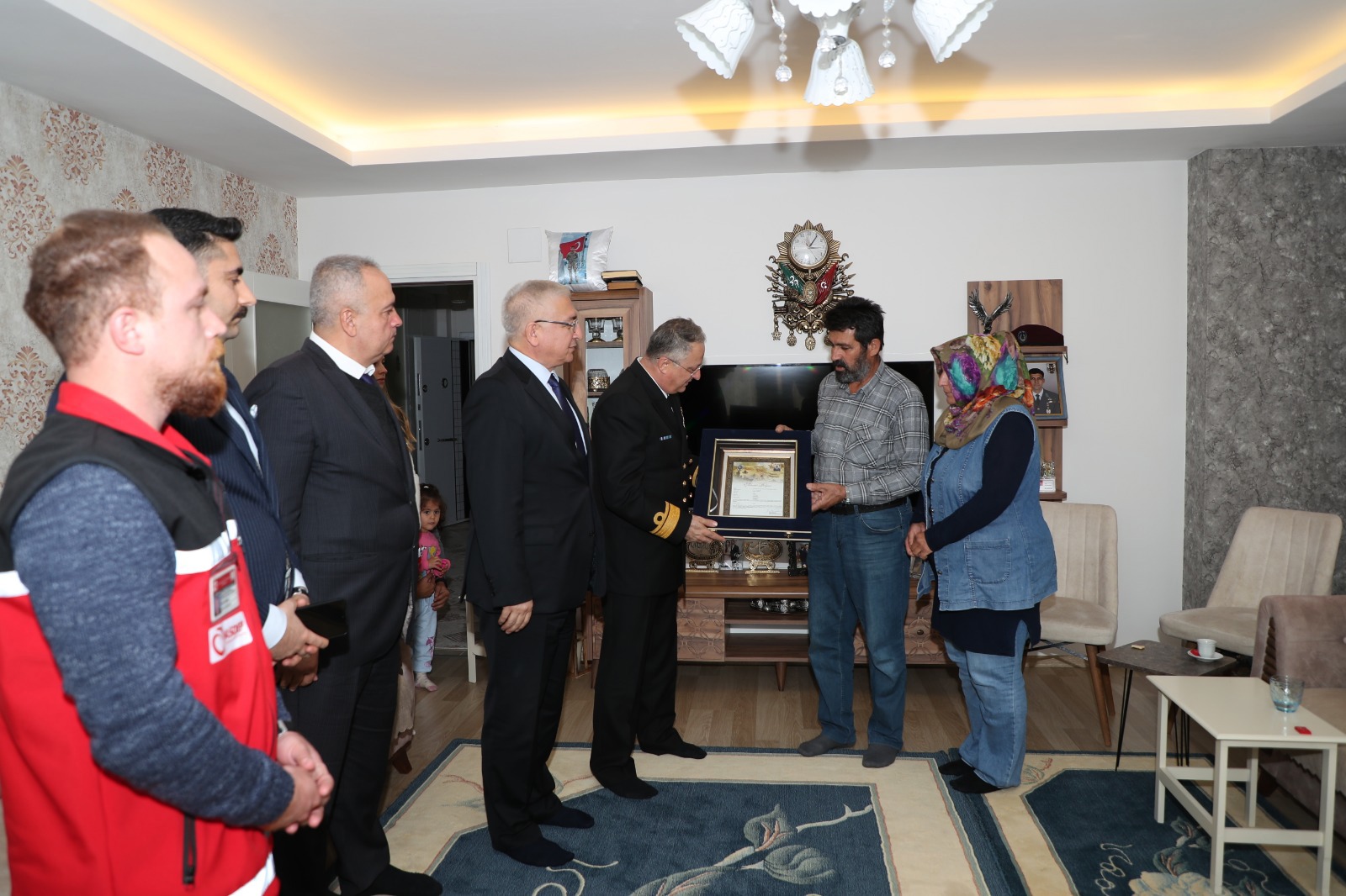 Mezitli SHM, kahraman şehidimiz Hava Piyade Astsubay Kıdemli Çavuş Özkan DEMİR'in kıymetli ailesini ziyaret etti.🇹🇷 - fotoğraf 2