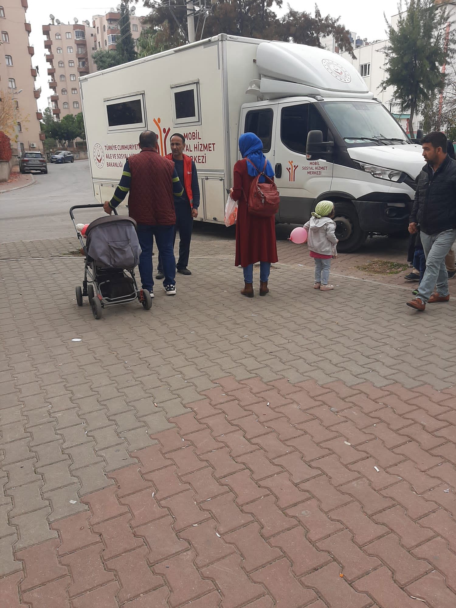 Vatandaşlarımızın sosyal yardım ve sosyal hizmetlere ulaşımını kolaylaştırmak,onlara her konuda rehberlik ve yönlendirme yapmak için Mobil Sosyal Hizmet Merkezi'miz Bugün; 📍Toroslar Akbelen,Çağdaşkent ve Çavuşlu Mahallesi'nde hizmet vermiştir. - fotoğraf 1