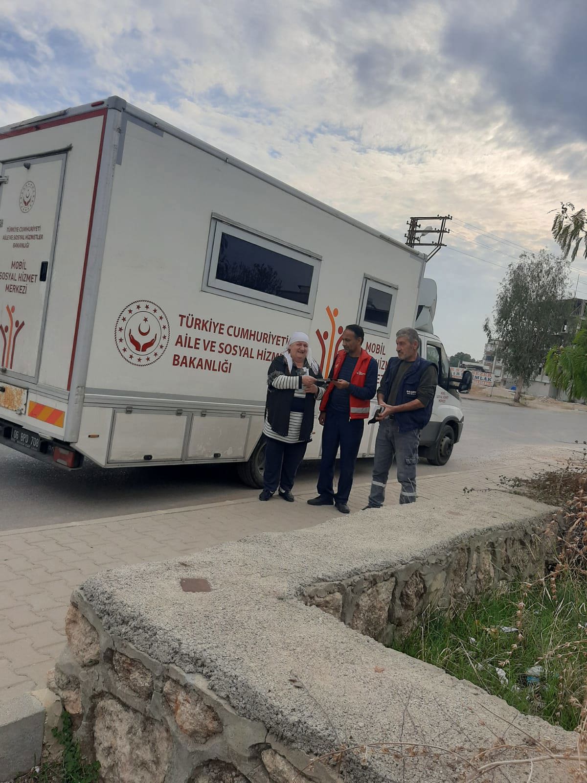 Vatandaşlarımızın sosyal yardım ve sosyal hizmetlere ulaşımını kolaylaştırmak,onlara her konuda rehberlik ve yönlendirme yapmak için Mobil Sosyal Hizmet Merkezi'miz Bugün; 📍Toroslar Akbelen,Çağdaşkent ve Çavuşlu Mahallesi'nde hizmet vermiştir. - fotoğraf 2