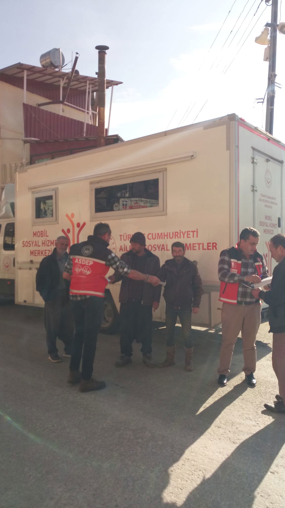 Vatandaşlarımızın ihtiyaçlarını yerinde tespit etmek ve uygun sosyal hizmet müdahalesinde bulunmak için Mobil Sosyal Hizmet Merkezi'mizle  📍Toroslar Arslanköy Mahallesi'ndeyiz. - fotoğraf 1