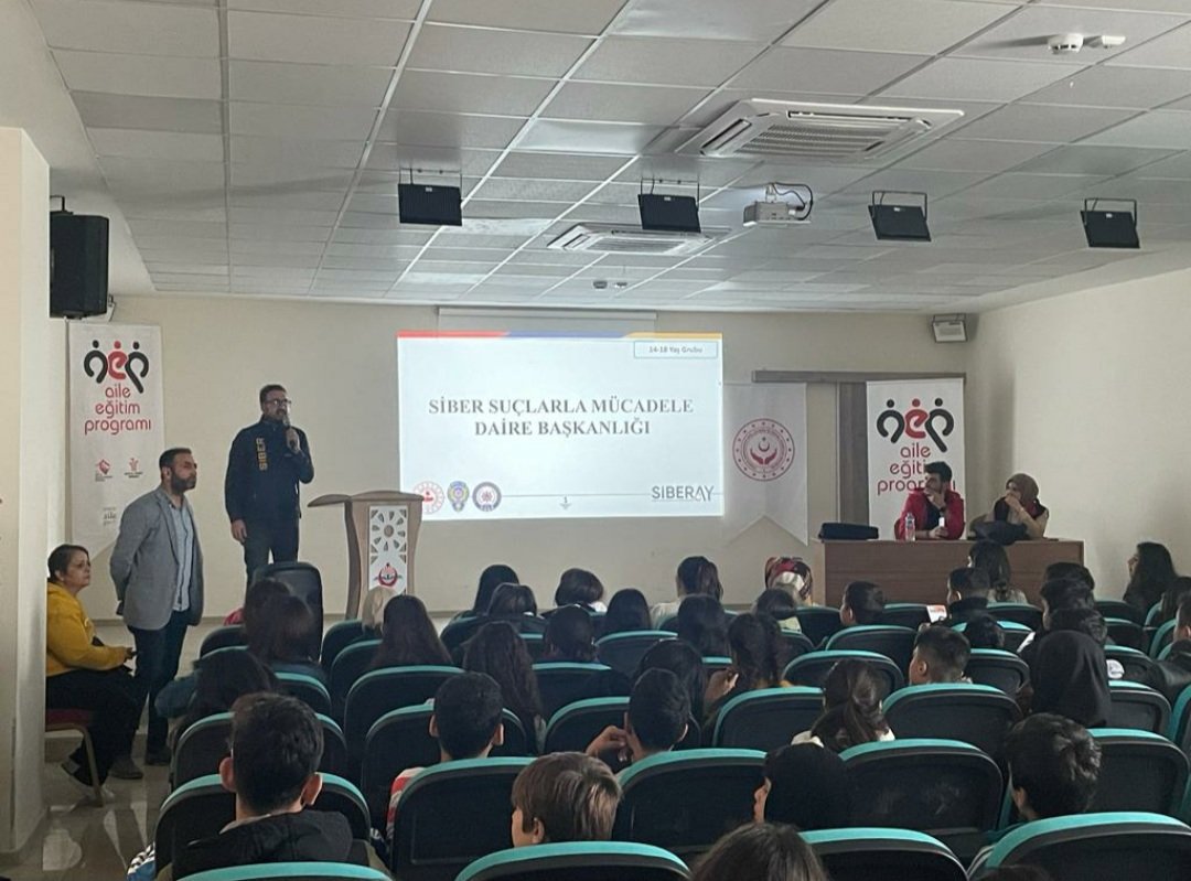 Tarsus SHM ve İlçe Emniyet Müdürlüğü işbirliğinde Şehit Vedat YILMAZ Anadolu Lisesi ve Tarsus Ticaret ve SanayiOdası Mesleki Teknik Anadolu Lisesi öğrencilerine "Siber Zorbalıkla  Mücadele ve Teknolojinin Yanlış Kullanımı"  konularındaeğitim verildi.  - fotoğraf 1