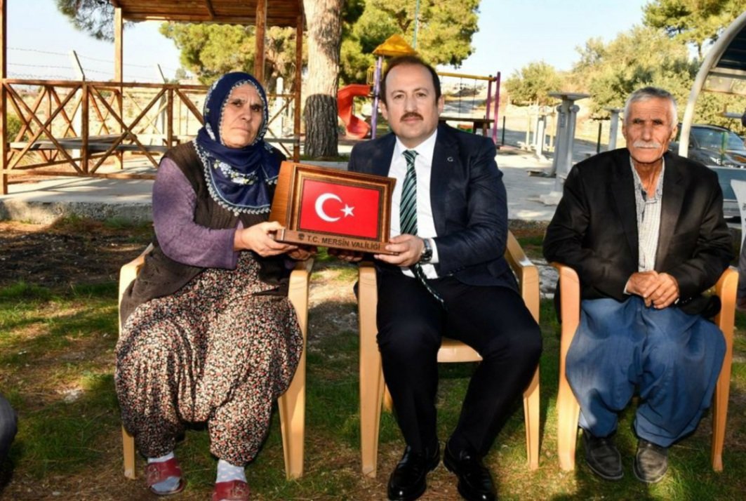Tarsus İlçemizde bulunan kahraman şehidimiz Uzman Çavuş Musa SAYAN'ın kıymetli ailesini Valimiz Sn.Ali Hamza PEHLİVAN ve İlçe kaymakamımızla ziyaret ettik.Aziz şehidimizin ruhu şad olsun.  - fotoğraf 1