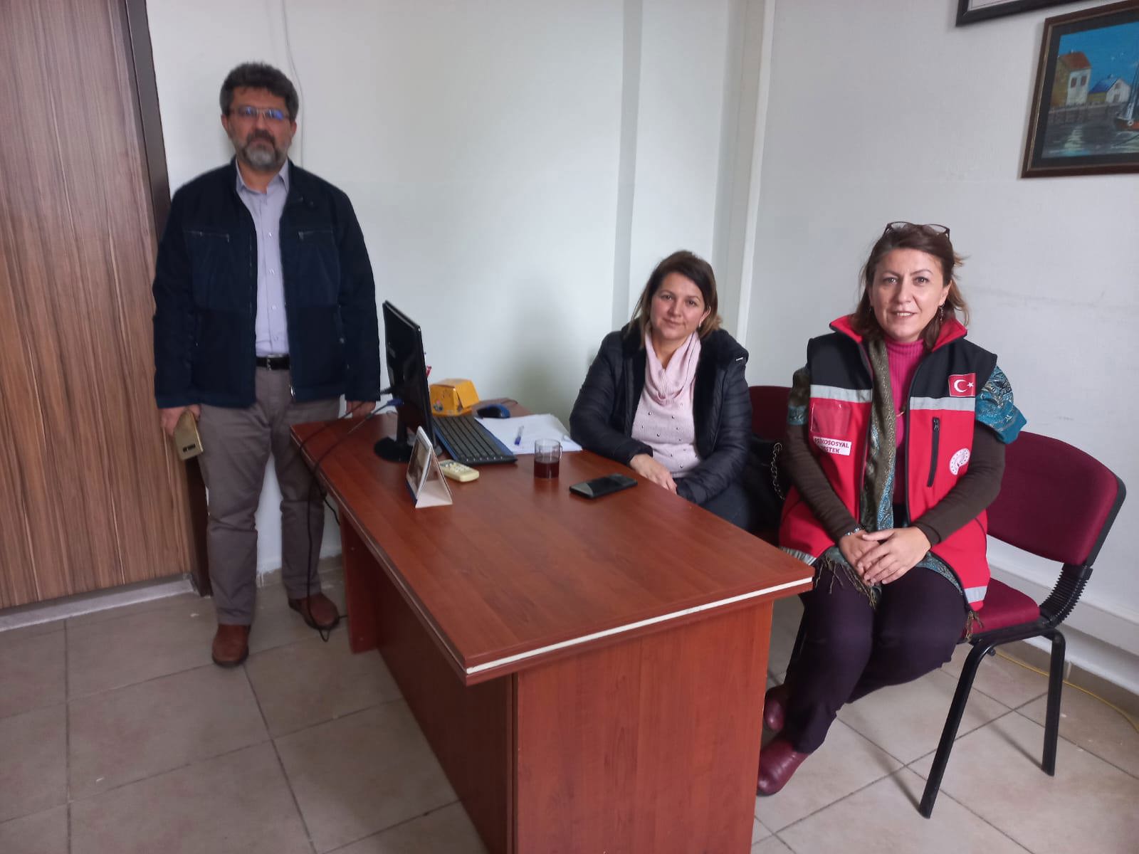 Mezitli SHM, İlçede bulunan okulların yönetici ve rehber öğretmenleri ile görüşerek risk altında ve sosyal hizmet müdahalesine ihtiyaç duyan çocuk tespiti için ziyaretlerde bulundu.  - fotoğraf 1