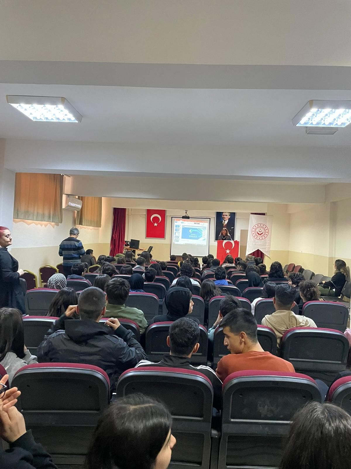 Mezitli SHM, 100.Yıl Anadolu Lisesi ve Fatma Aliye Mesleki Teknik Anadolu Lisesi'nde "Çocuk Hakları ve Teknoloji Bağımlılığı"konularında eğitim düzenlenledi. - fotoğraf 1