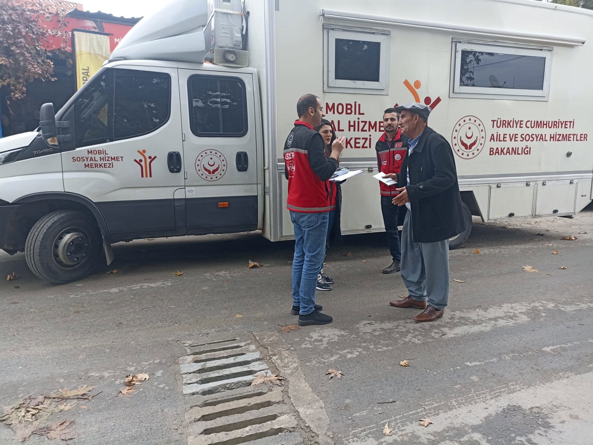 Bakanlığımız hizmet modellerini anlatmak,vatandaşlarımızın sosyal hizmetlere erişimini sağlamak için Mobil Sosyal Hizmet Merkezi'miz bugün;  📍Tarsus Say Köyde  - fotoğraf 1