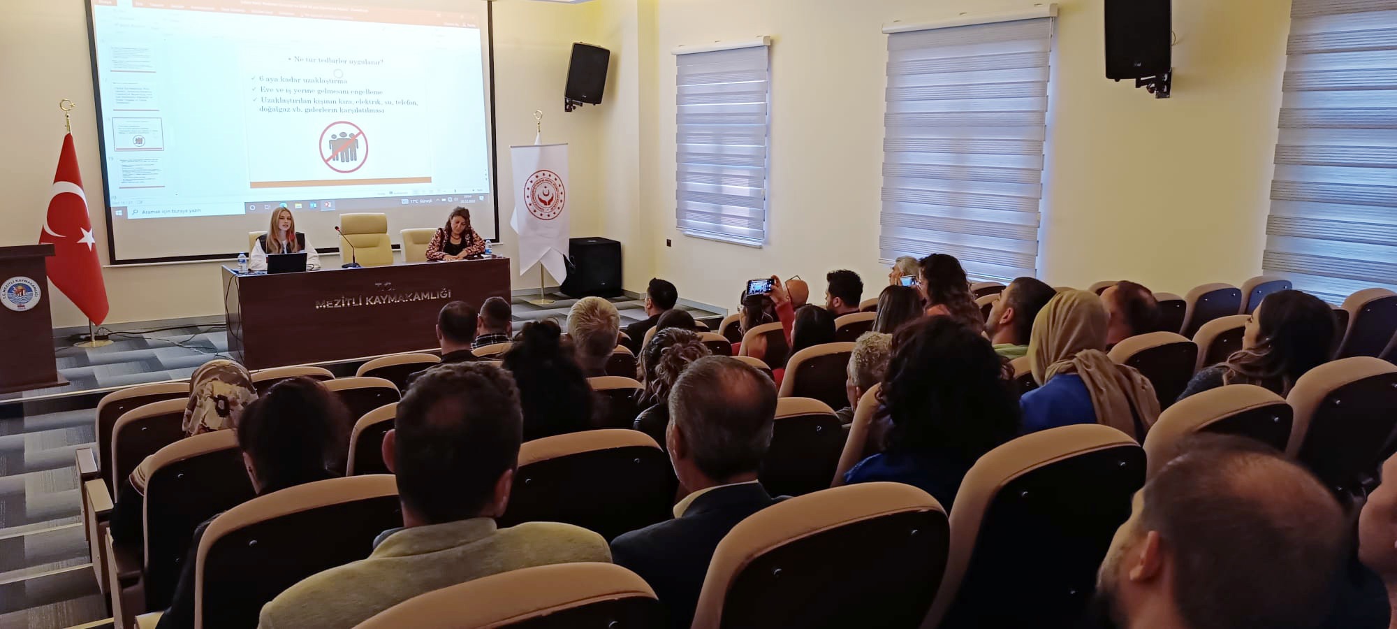 Mezitli SYDV personellerine "Öfke Kontrolü, Aile İçi İletişim ile Kadına Yönelik Şiddete Karşı Mücadele" eğitimi verildi.  📍Mezitli Kaymakamlık Toplantı Salonu   - fotoğraf 1