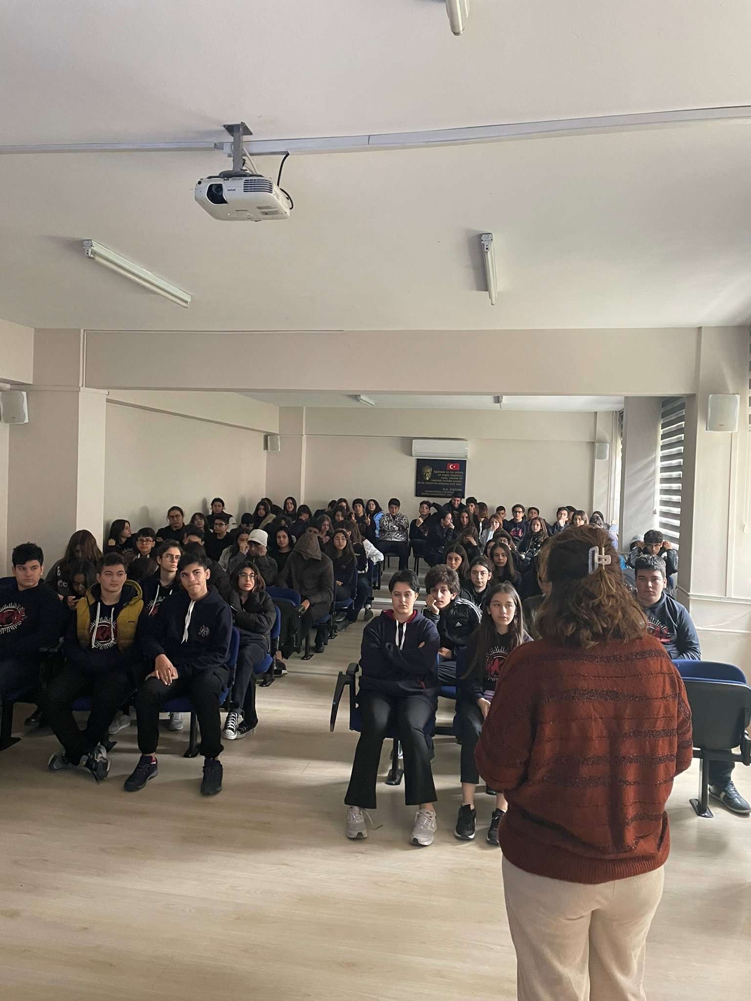 Mezitli SHM tarafından Yusuf Kalkavan Anadolu Lisesi'nde "Çocuk Hakları,Akran Zorbalığı ve Teknoloji Bağımlılığı"konularında eğitim düzenlenledi. - fotoğraf 1